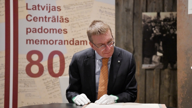 17.03.2024. 17.03.2024. Valsts prezidents Edgars Rinkēvičs apskata Latvijas Centrālās padomes memoranda oriģinālu