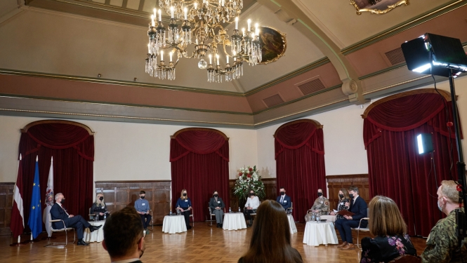 debašu dalībnieku Rīgas pils Svētku zālē