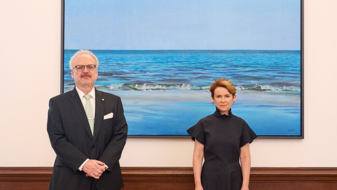 Valsts prezidents Egils Levits un iekšlietu ministre Marija Golubeva uz gleznas fona
