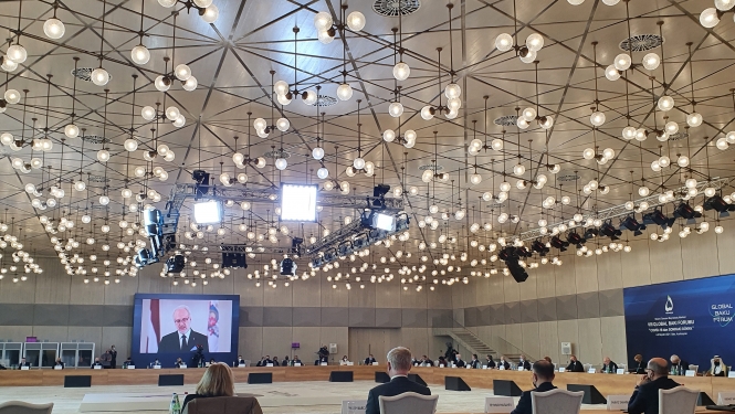 Baku foruma zāle, televizora ekrānā redzama Valsts prezidenta videouzruna