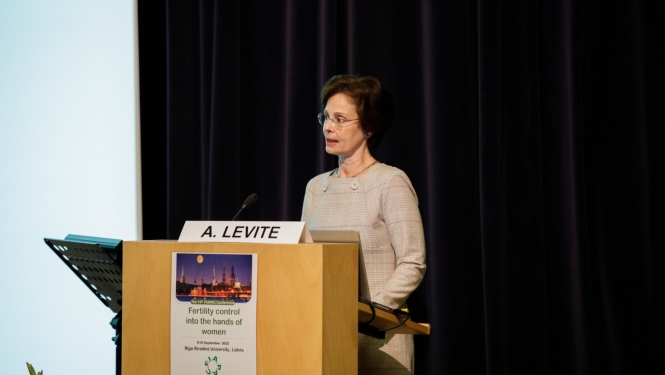Andra Levite uzrunā klātesošos starptautiskās konferences “Auglības kontrole sievietes rokās” atklāšanā  2022. gada 9. septembrī