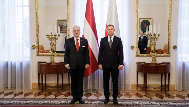 Valsts prezidents Egils Levits tiekas ar Polijas prezidentu Andžeju Dudu Varšavā 2022. gada 4. oktobrī