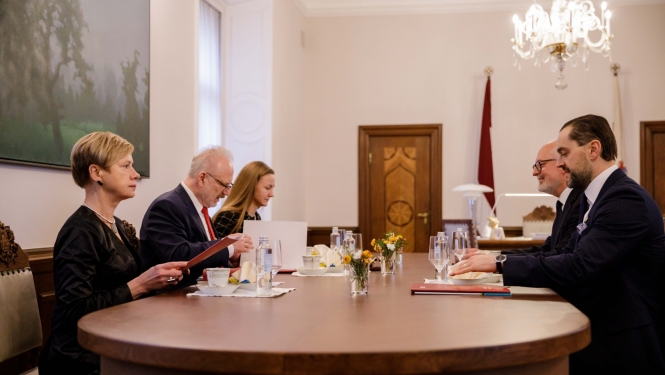 Sarunas dalībnieki pie galda Valsts prezidenta kabinetā
