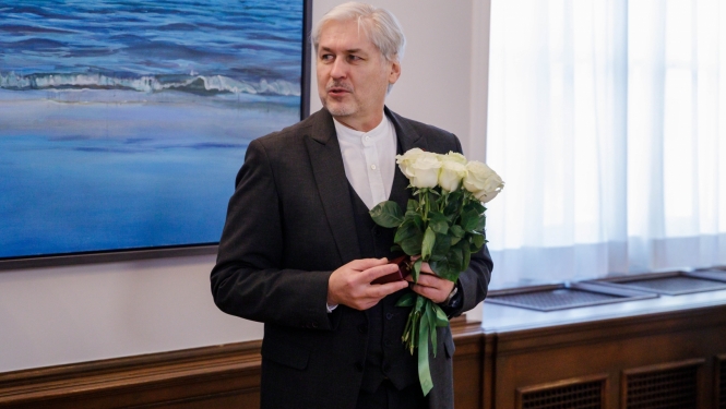 13.12.2022. Egils Levits pasniedz Valsts prezidenta medaļu diriģentam Sigvardam Kļavam. 