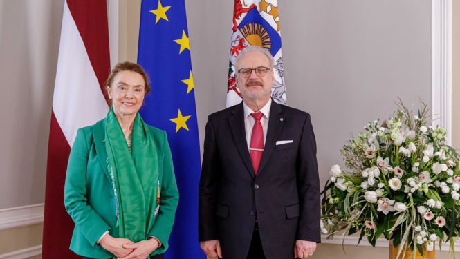 No kreisās: Eiropas Padomes ģenerālsekretāre Marija Pejčinoviča Buriča, Latvijas Valsts prezidents Egils Levits. Foto uzņemts Rīgas pils Ģērboņu zālē. Fonā Latvijas, Eiropas Savienības un Valsts prezidenta standarta karogi un ziedu kompozīcija. Foto autors: Dāvis Doršs, Valsts prezidenta kanceleja.