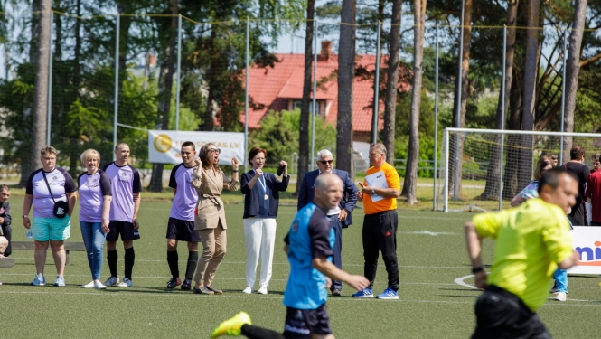 Andra Levite atbalsta futbola spēlē starptautiskā labdarības mini futbola turnīra “Seni Cup 2023” dalībniekus