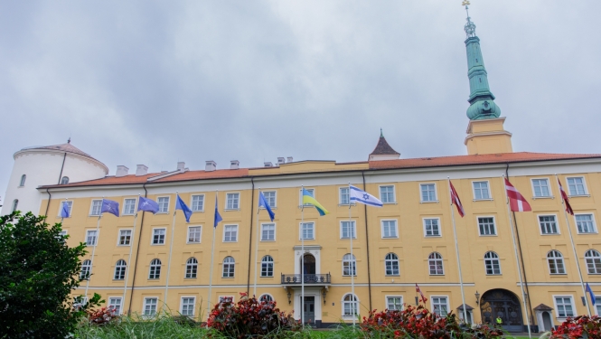 Mastā pie Rīgas pils pacelts Izraēlas karogs, paužot solidaritāti Izraēlai