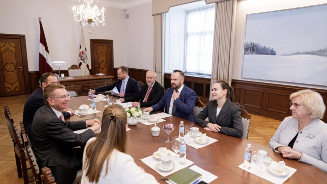 Sarunas dalībnieki ar galdu Valsts prezidenta kabinetā