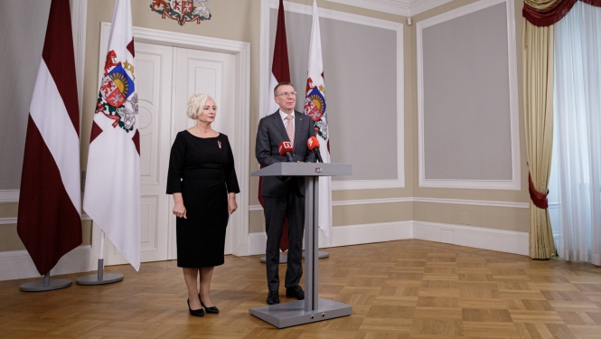 07.11.2023. Valsts prezidenta Edgara Rinkēviča un Saeimas priekšsēdētājas Daigas Mieriņas preses konference. Valsts prezidents stāv pie pults Ģerboņu zālē, pa labi no viņa D. Mieriņa.