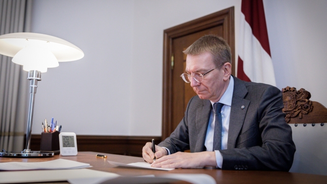 Edgars Rinkēvičs paraksta likumprojektus