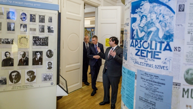 Valsts prezidents skatās ekspozīciju