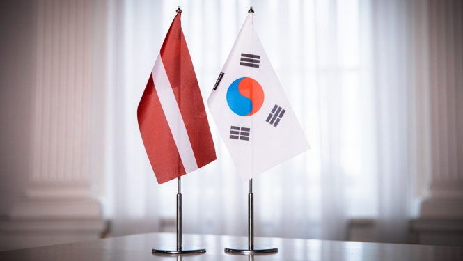 Latvijas Republikas un Korejas Republikas karogi