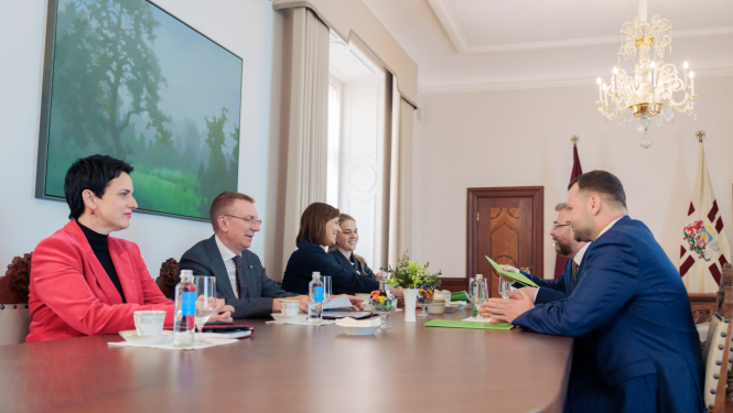 23.04.2025. Valsts prezidenta Edgara Rinkēviča tikšanās ar labklājības ministru Reini Uzulnieku