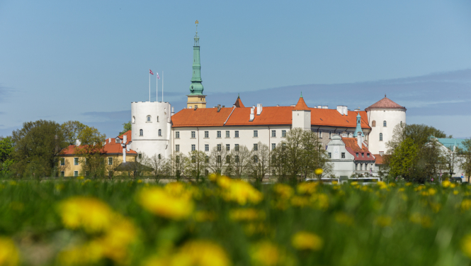 Rīgas pils pavasarī no AB dambja