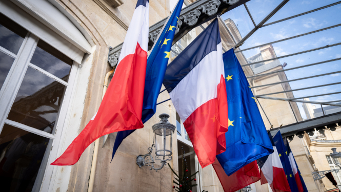 Francijas un Eiropas Savienības karogi