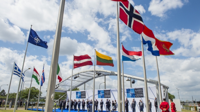 NATO dalībvalstu karogi