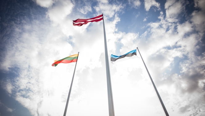 Trīs Baltijas valstu karogi mastos