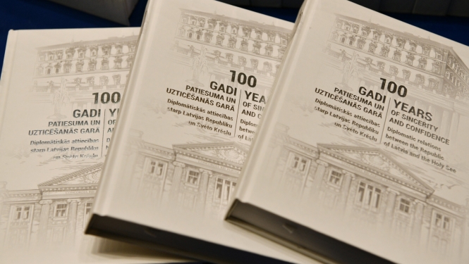 Rakstu un dokumentu krājums “100 gadi patiesuma un uzticēšanās garā. Diplomātiskās attiecības starp Latvijas Republiku un Svēto Krēslu”