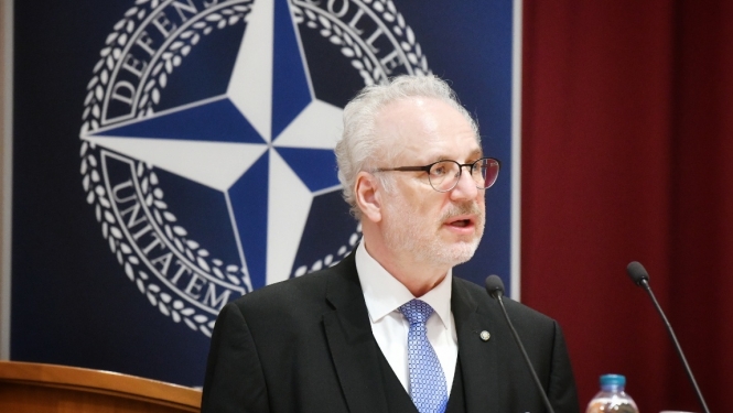 Valsts prezidents Egils Levits lasa lekciju NATO Aizsardzības koledžā Romā
