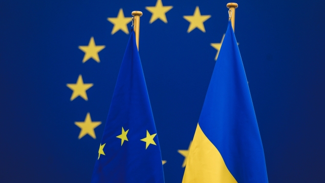ES un Ukrainas karogi