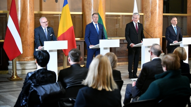 No kreisās pie uzrunu pultīm: Egils Levits, Klauss Verners Johanniss, Gitans Nausēda, Andžejs Duda