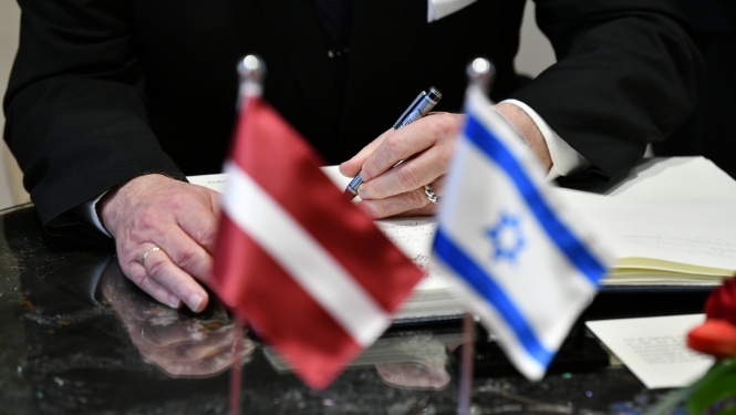 Latvijas un Izraēlas karogi