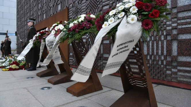 Ziedu vainagi pie memoriāla "Vēstures taktīla" Komunistiskā genocīda upuru piemiņas dienā
