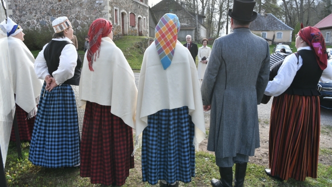 Valsts prezidents Egils Levits un Andra Levite apmeklē Alūksnes novadu. Pie Jaunlaicenes muižas. 