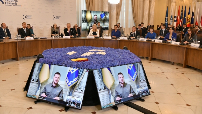 Valstu vadītāji sēž ap galdu