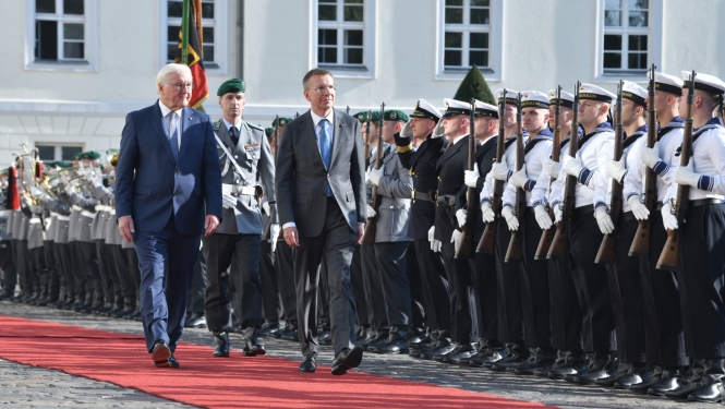 Franks Valters Šteinmeiers un Edgars Rinkēvičs iet gar godasardzi