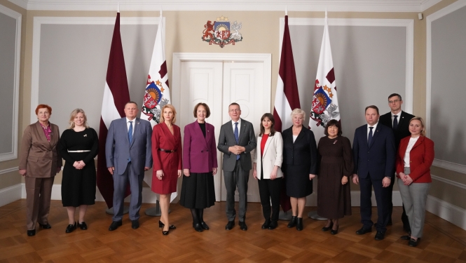 06.11.2024. Valsts prezidenta Edgara Rinkēviča foto kopā ar Saeimas Cilvēktiesību un sabiedrisko lietu komisijas Latgales apakškomisijas deputātiem un viedās administrācijas un reģionālās attīstības ministri Ingu Bērziņu