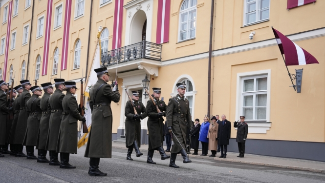 11.11.2024. Valsts prezidenta Edgara Rinkēviča dalība Nacionālo bruņoto spēku svinīgajā godasardzes maiņas ceremonijā pie Rīgas pils