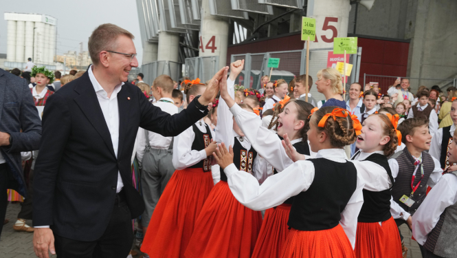 Valsts prezidents apmeklē tautas deju lielkoncertu “Es atvēru Laimas dārzu” 