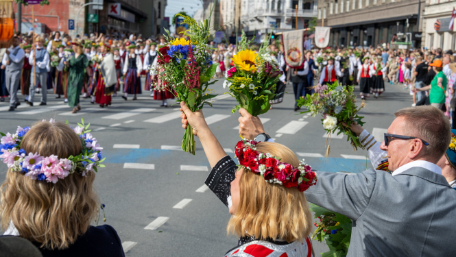 alsts prezidents Edgars Rinkēvičs sveic XIII Latvijas Skolu jaunatnes dziesmu un deju svētku gājiena dalībniekus
