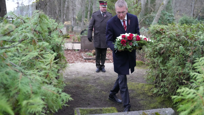 Valsts prezidents godina Lāčplēša Kara ordeņa kavaliera Roberta Lāča piemiņu
