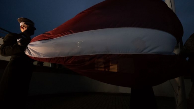 Valsts prezidenta Egila Levita apsveikums svētkos, paceļot Latvijas karogu Rīgas pils Svētā Gara tornī