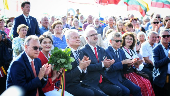 Valsts prezidenta Egila Levita uzruna uz Latvijas–Lietuvas robežas Grenctālē, atzīmējot Baltijas ceļa 30. gadadienu