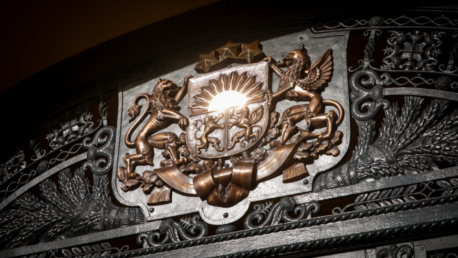 Ģerbonis virs Cīruļa vārtiem Rīgas pilī