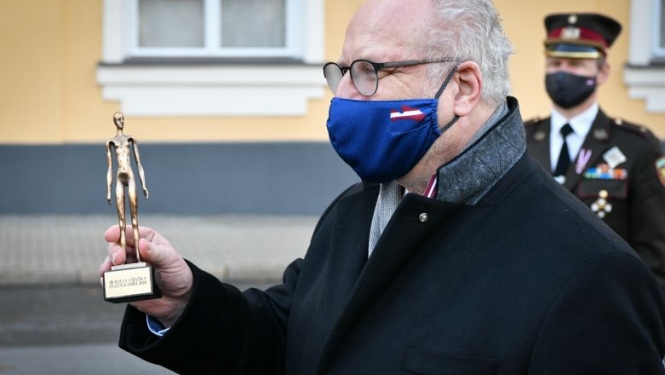 Konkursā “Cilvēka izaugsmei” specbalvu “Par pašaizliedzīgu darbu Covid-19 negatīvo seku novēršanā” saņem brīvprātīgo kustība #paliecmājās
