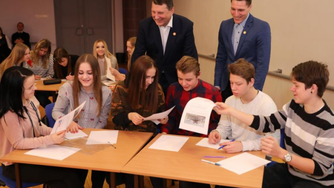 Valsts prezidents Priekuļu vidusskolā māca skolēnus, kā atpazīt patiesas ziņas no viltus ziņām