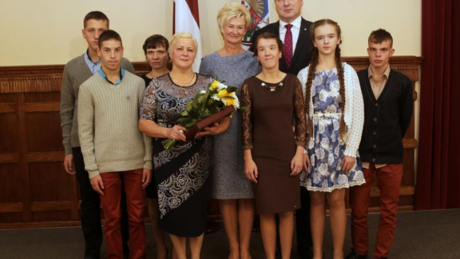 Valsts prezidents: Latviju nākamajā simtgadē es redzu bez bērnunamiem