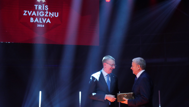 Valsts prezidents Edgars Rinkēvičs “Trīs zvaigžņu balva 2024” nominācijā “Mūža ieguldījums sportā” sveica šaušanas treneri Zigfrīdu Markaini