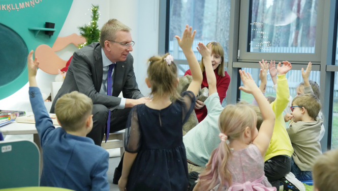 Valsts prezidents apmeklē Jūrmalas Centrālo bibliotēku