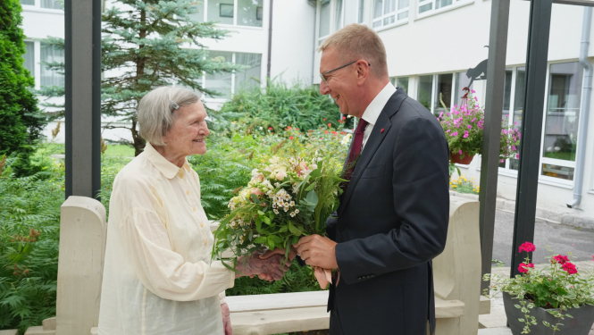 Valsts prezidents Edgars Rinkēvičs sveic Lidiju Lasmani 100. jubilejā
