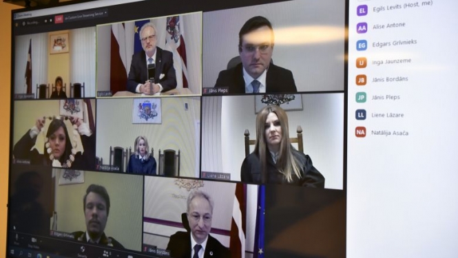 Tiešsaistes ceremonijā tiesneša zvērestu Valsts prezidentam dod tiesneši Edgars Grīvnieks, Alise Antone, Inga Jaunzeme, Liene Lāzare un Natālija Asača