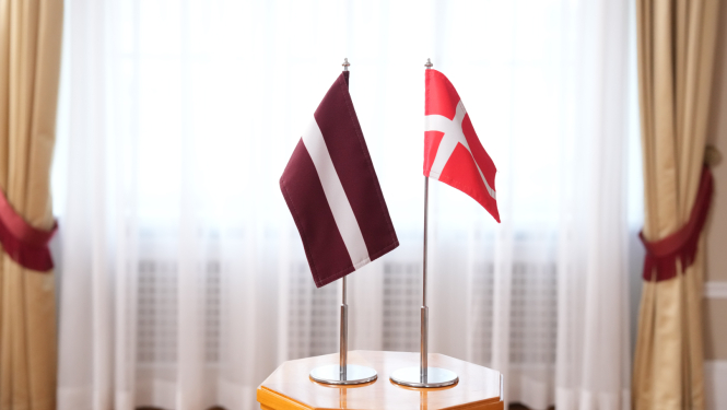 Latvijas un Dānijas karogs