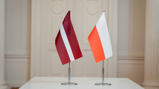 Latvijas un Polijas karodziņi