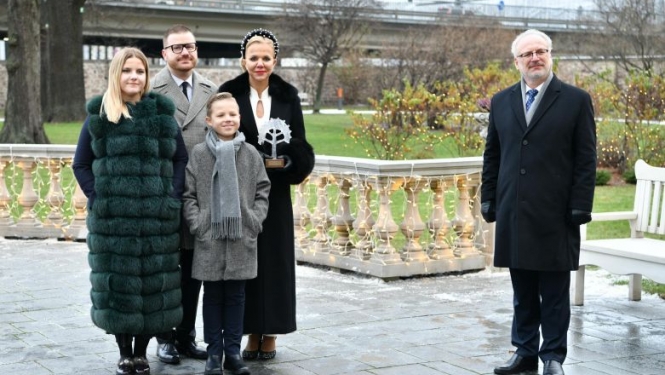 Valsts prezidents pasniedz balvu “Latvijas lepnums 2020” Ilzei Neimanei-Nešporei