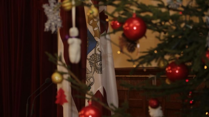 Valsts prezidents kopā ar 20 kuplām Latvijas ģimenēm pie Rīgas pils iededz Ziemassvētku egli
