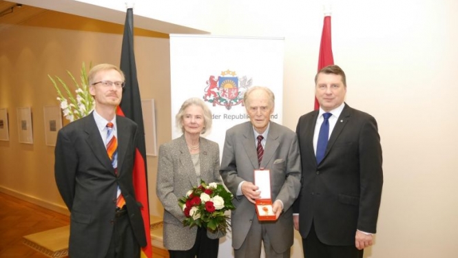 Valsts prezidents pasniedz Atzinības krustu vācu vēsturniekam Ervīnam Oberlenderam